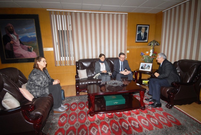 الأخ الأمين العام لحزب الاستقلال يستقبل المدير المقيم للمعهد الديمقراطي الوطني الأخ الأمين العام لحزب الاستقلال يستقبل المدير المقيم للمعهد الديمقراطي الوطني