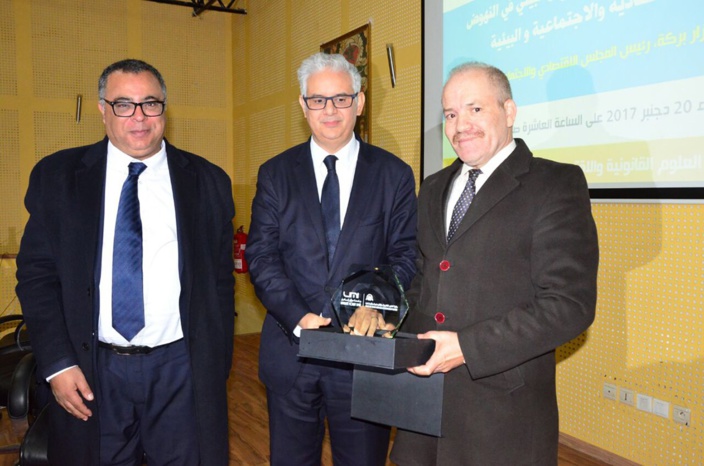 الأستاذنزار بركة يحاضر حول الحقوق الاقتصادية والاجتمالعية والبيئية بجامعة مكناس الأستاذنزار بركة يحاضر حول الحقوق الاقتصادية والاجتمالعية والبيئية بجامعة مكناس