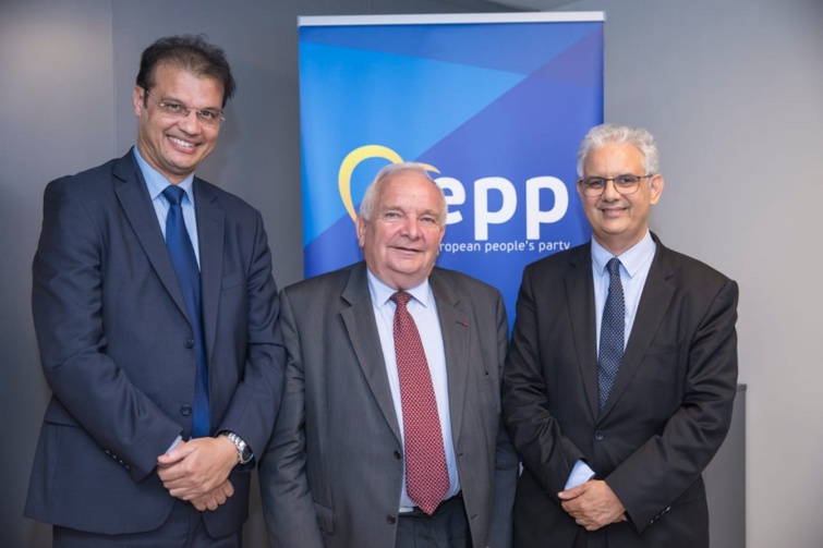 الأخ نزار بركة يجتمع في بروكسل مع رئيس الحزب الشعبي الأوروبي الأخ نزار بركة يجتمع في بروكسل مع رئيس الحزب الشعبي الأوروبي