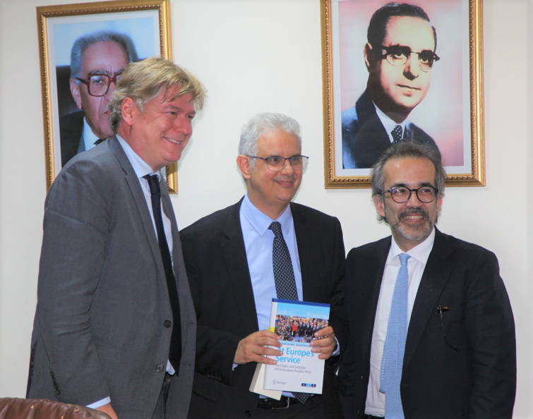 أكبر قوة سياسية أوروبية "الحزب الشعبي الأوروبي" يستعد لإعلان شراكته الإستراتيجية مع حزب الإستقلال المغربي أكبر قوة سياسية أوروبية "الحزب الشعبي الأوروبي" يستعد لإعلان شراكته الإستراتيجية مع حزب الإستقلال المغربي