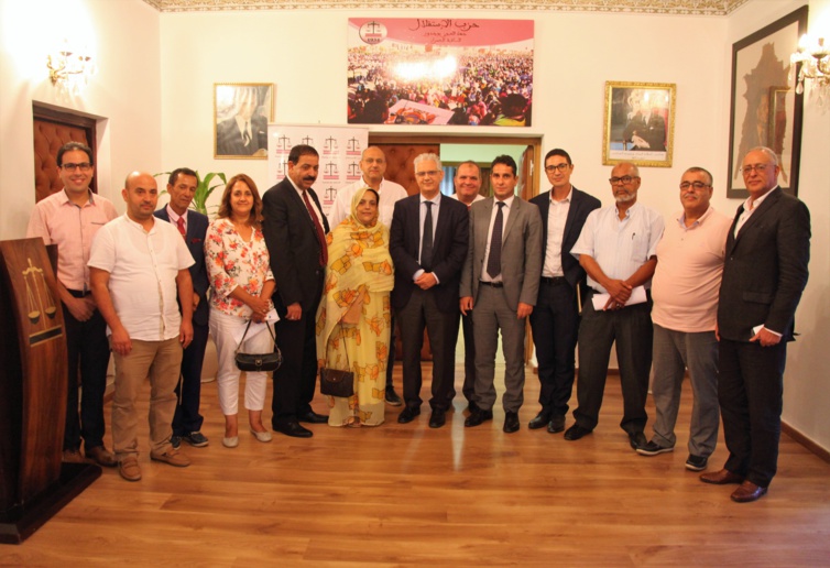 الأمين العام لحزب الاستقلال يستقبل أعضاء المكتب التنفيذي للجمعية الوطنية لمستشاري الغرف المهنية الأمين العام لحزب الاستقلال يستقبل أعضاء المكتب التنفيذي للجمعية الوطنية لمستشاري الغرف المهنية