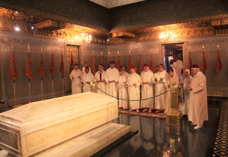وفد من قيادة حزب الاستقلال برئاسة الأخ الأمين العام يترحم على الروح الطاهرة لجلالة المغفور له الملك الحسن الثاني