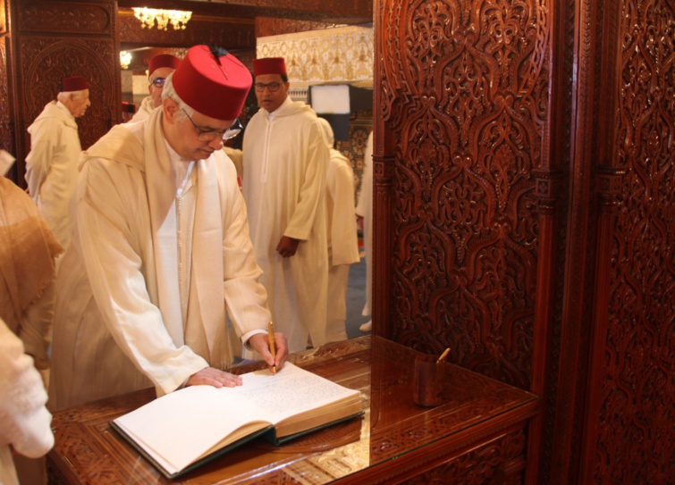 وفد من قيادة حزب الاستقلال برئاسة الأخ الأمين العام يترحم على الروح الطاهرة لجلالة المغفور له الملك الحسن الثاني