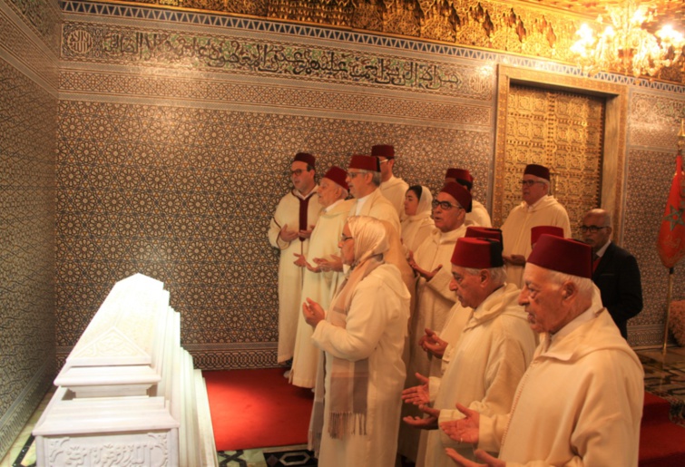 وفد من قيادة حزب الاستقلال برئاسة الأخ الأمين العام يترحم على الروح الطاهرة لجلالة المغفور له الملك الحسن الثاني