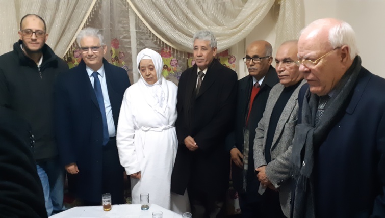 وفد استقلالي هام برئاسة الأخ الأمين العام يزور بيت الفقيد الأستاذ محمد الوليدي بمكناس ويقدم واجب العزاء والمواساة لأسرته