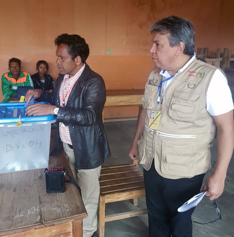 الأخ عبداللطيف أبدوح ضمن بعثة الاتحاد الإفريقي لمراقبة الدور الثاني للانتخابات الرئاسية في جمهورية مدغشقر الأخ عبداللطيف أبدوح ضمن بعثة الاتحاد الإفريقي لمراقبة الدور الثاني للانتخابات الرئاسية في جمهورية مدغشقر