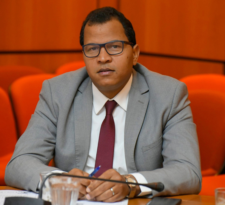 الأخ عمر عباسي : إقرار الخدمة العسكرية يقتضي من الحكومة جعل هذه الخدمة المواطنة ضمن السياسة المندمجة الجديدة للشباب الأخ عمر عباسي : إقرار الخدمة العسكرية يقتضي من الحكومة جعل هذه الخدمة المواطنة ضمن السياسة المندمجة الجديدة للشباب