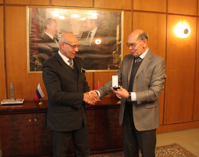 السفير الروسي بالمغرب يوشح الأخ حسن السنتيسي بوسام الصداقة بين الشعوب عرفانا بمجهوداته في سبيل تطوير العلاقات الاقتصادية بين البلدين السفير الروسي بالمغرب يوشح الأخ حسن السنتيسي بوسام الصداقة بين الشعوب عرفانا بمجهوداته في سبيل تطوير العلاقات الاقتصادية بين البلدين