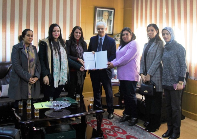 الأخ الأمين العام لحزب الاستقلال يتسلم تصور  فتيات الانبعاث حول مكانة الشابة والمرأة في النموذج التنموي الجديد الأخ الأمين العام لحزب الاستقلال يتسلم تصور  فتيات الانبعاث حول مكانة الشابة والمرأة في النموذج التنموي الجديد