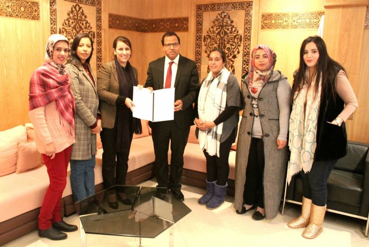 الأخ الأمين العام لحزب الاستقلال يتسلم تصور  فتيات الانبعاث حول مكانة الشابة والمرأة في النموذج التنموي الجديد