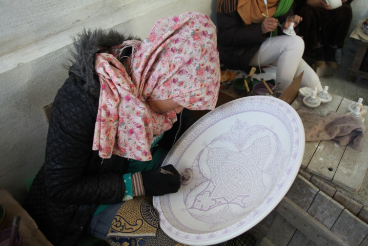 وفد استقلالي هام برئاسة الأخ الأمين العام يقوم بزيارة ميدانية لإحدى الأوراش الحرفية بفاس للإطلاع عن قرب على وضعية الصناع التقليديين والإنصات لإنشغالاتهم وفد استقلالي هام برئاسة الأخ الأمين العام يقوم بزيارة ميدانية لإحدى الأوراش الحرفية بفاس للإطلاع عن قرب على وضعية الصناع التقليديين والإنصات لإنشغالاتهم