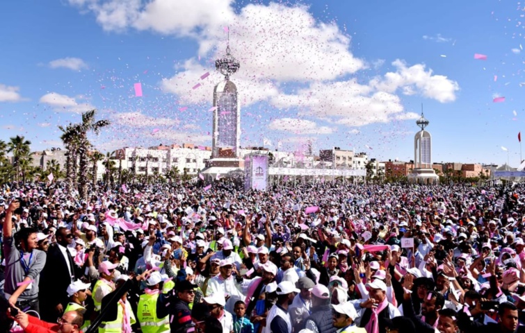 العيون حاضرة الأقاليم الجنوبية للمملكة تخرج عن بكرة أبيها في عرس استقلالي وطني حاشد
