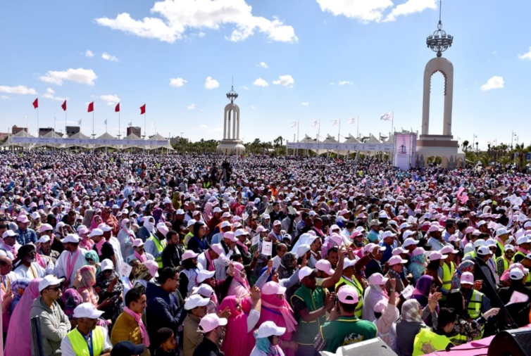 العيون حاضرة الأقاليم الجنوبية للمملكة تخرج عن بكرة أبيها في عرس استقلالي وطني حاشد