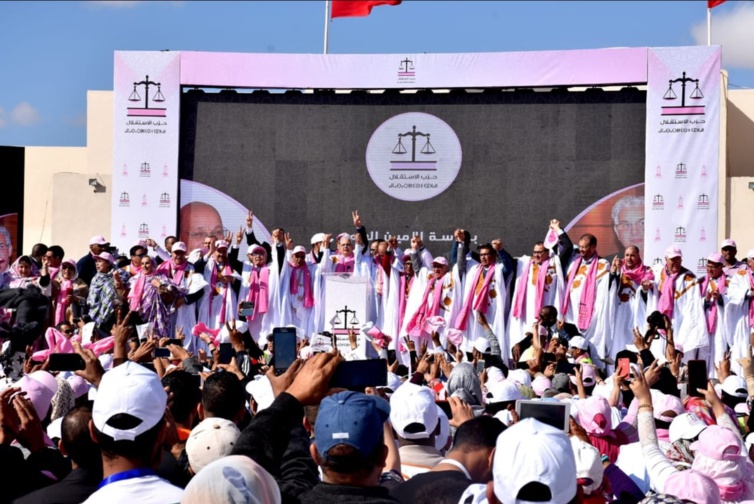 العيون حاضرة الأقاليم الجنوبية للمملكة تخرج عن بكرة أبيها في عرس استقلالي وطني حاشد