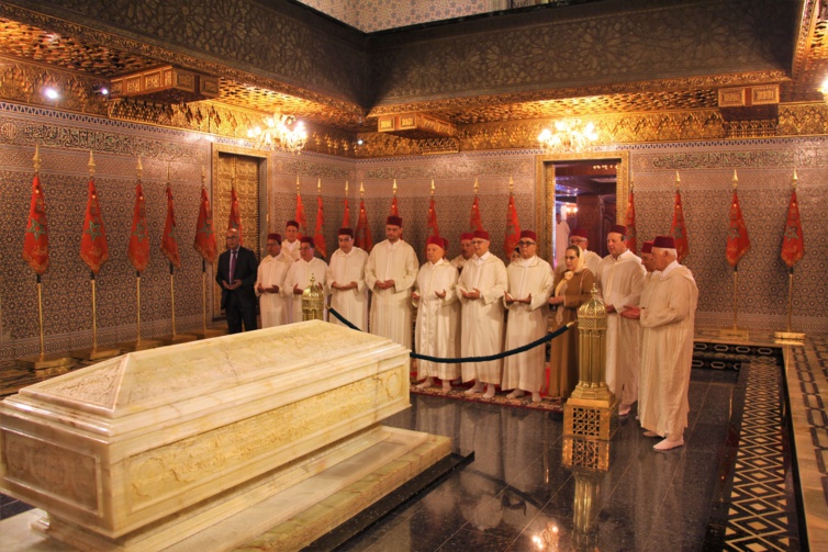 وفد استقلالي هام برئاسة الأخ نزار بركة يترحم على الروح الطاهرة لأب الأمة جلالة المغفور له الملك محمد الخامس وفد استقلالي هام برئاسة الأخ نزار بركة يترحم على الروح الطاهرة لأب الأمة جلالة المغفور له الملك محمد الخامس