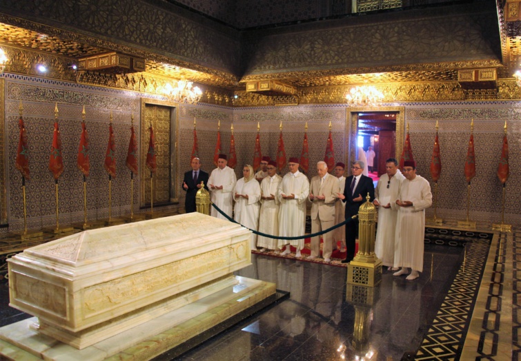 وفد من قيادة حزب الاستقلال برئاسة الأخ الأمين العام يترحم على الروح الطاهرة لجلالة المغفور له الملك محمد الخامس وعلى أرواح شهداء الحرية والاستقلال وفد من قيادة حزب الاستقلال برئاسة الأخ الأمين العام يترحم على الروح الطاهرة لجلالة المغفور له الملك محمد الخامس وعلى أرواح شهداء الحرية والاستقلال