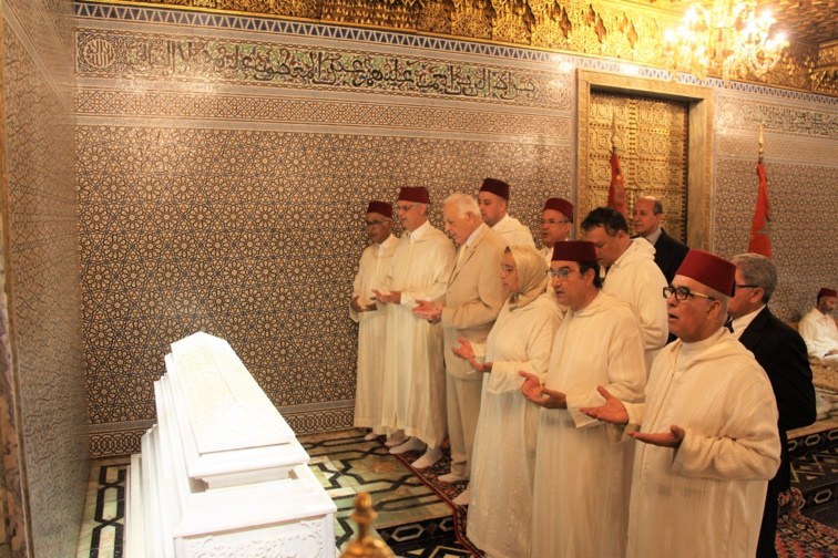 وفد من قيادة حزب الاستقلال برئاسة الأخ الأمين العام يترحم على الروح الطاهرة لجلالة المغفور له الملك محمد الخامس وعلى أرواح شهداء الحرية والاستقلال وفد من قيادة حزب الاستقلال برئاسة الأخ الأمين العام يترحم على الروح الطاهرة لجلالة المغفور له الملك محمد الخامس وعلى أرواح شهداء الحرية والاستقلال