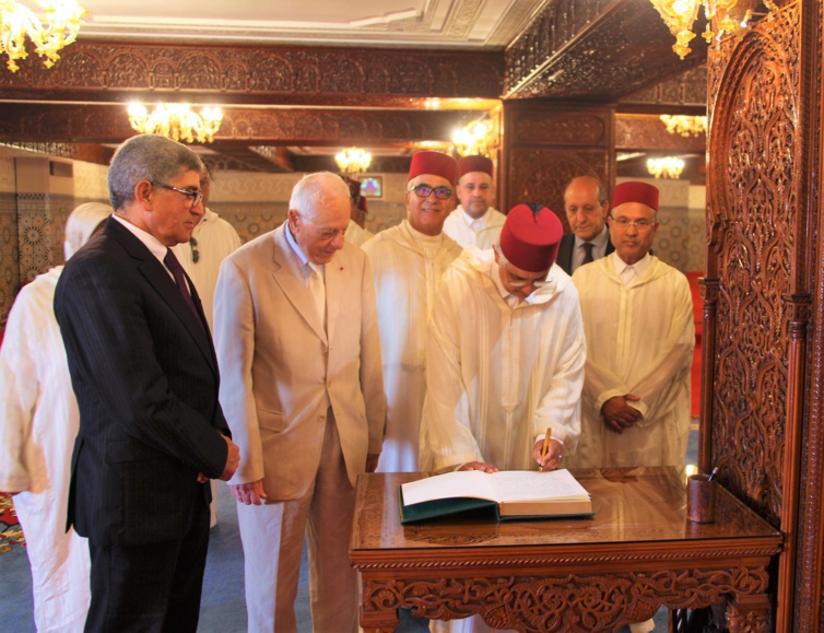 وفد من قيادة حزب الاستقلال برئاسة الأخ الأمين العام يترحم على الروح الطاهرة لجلالة المغفور له الملك محمد الخامس وعلى أرواح شهداء الحرية والاستقلال وفد من قيادة حزب الاستقلال برئاسة الأخ الأمين العام يترحم على الروح الطاهرة لجلالة المغفور له الملك محمد الخامس وعلى أرواح شهداء الحرية والاستقلال