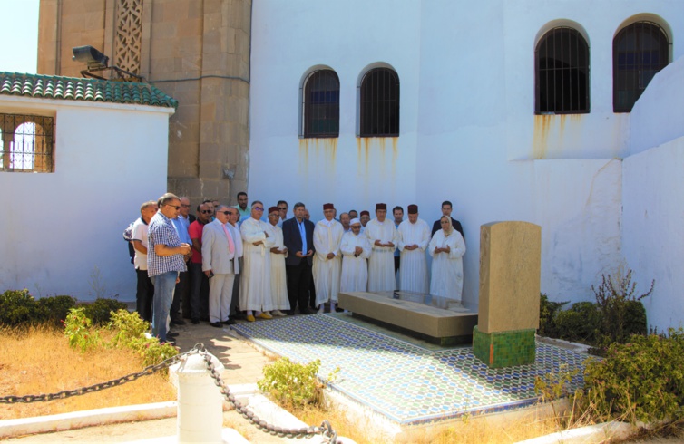 وفد من قيادة حزب الاستقلال برئاسة الأخ الأمين العام يترحم على الروح الطاهرة لجلالة المغفور له الملك محمد الخامس وعلى أرواح شهداء الحرية والاستقلال