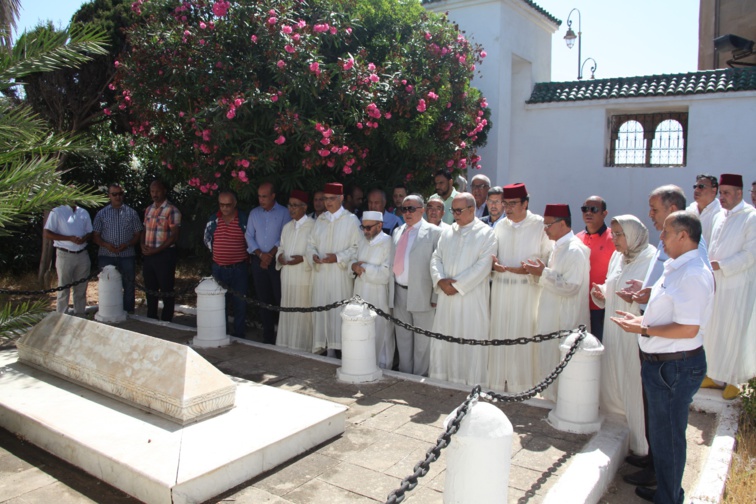 وفد من قيادة حزب الاستقلال برئاسة الأخ الأمين العام يترحم على الروح الطاهرة لجلالة المغفور له الملك محمد الخامس وعلى أرواح شهداء الحرية والاستقلال
