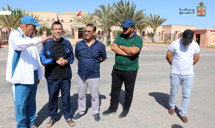 تحت إشراف الأخ مولاي حمدي ولد الرشيد ...جماعة العيون تشرع في اعادة تهيئة ساحة ومواقف السيارات بمطار الحسن الأول 