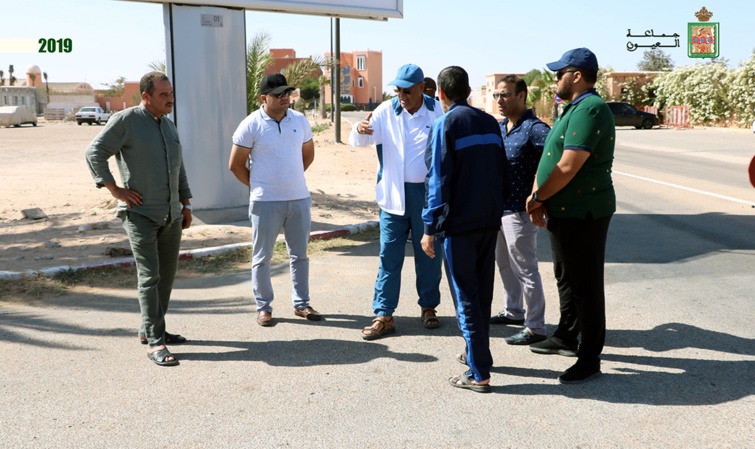 تحت إشراف الأخ مولاي حمدي ولد الرشيد ...جماعة العيون تشرع في اعادة تهيئة ساحة ومواقف السيارات بمطار الحسن الأول 