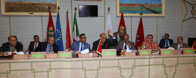 دورة فبراير لمجلس بلدية العيون تصادق على اتفاقيات لإنجاز مشاريع تهم قطاعات اجتماعية حيوية كالصحة والتعليم والشباب دورة فبراير لمجلس بلدية العيون تصادق على اتفاقيات لإنجاز مشاريع تهم قطاعات اجتماعية حيوية كالصحة والتعليم والشباب