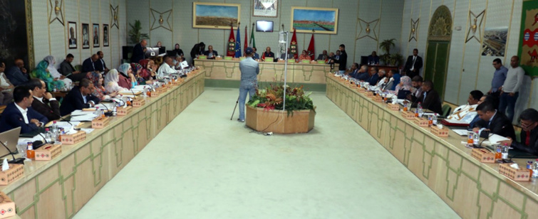 دورة فبراير لمجلس بلدية العيون تصادق على اتفاقيات لإنجاز مشاريع تهم قطاعات اجتماعية حيوية كالصحة والتعليم والشباب دورة فبراير لمجلس بلدية العيون تصادق على اتفاقيات لإنجاز مشاريع تهم قطاعات اجتماعية حيوية كالصحة والتعليم والشباب