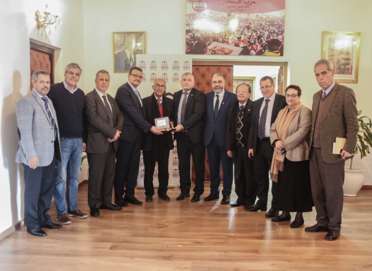 الأخ شيبة ماء العينين يستقبل السيد ماجد الزير رئيس مركز العودة الفلسطيني ورئيس مؤتمر فلسطينيي أوروبا والوفد المرافق له الأخ شيبة ماء العينين يستقبل السيد ماجد الزير رئيس مركز العودة الفلسطيني ورئيس مؤتمر فلسطينيي أوروبا والوفد المرافق له