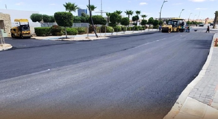 جماعة العيون تواصل مشاريع توسيع وتعبيد وتهيئة الطرق لتحسين جودة الخدمات بالمدينة جماعة العيون تواصل مشاريع توسيع وتعبيد وتهيئة الطرق لتحسين جودة الخدمات بالمدينة