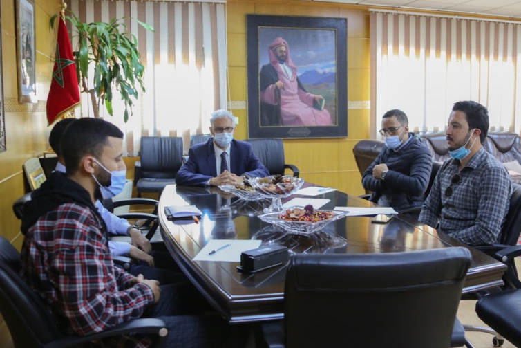 الأخ نزار بركة يستقبل لجنة الحوار المنبثقة عن التنسيقية الوطنية للأساتذة الذين فرض عليهم التعاقد الأخ نزار بركة يستقبل لجنة الحوار المنبثقة عن التنسيقية الوطنية للأساتذة الذين فرض عليهم التعاقد