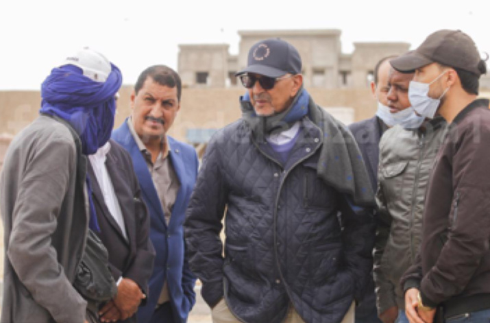 رئيس المجلس الجماعي لبوجدور يشرف على مواصلة عملية أشغال التعبيد والتبليط بشوارع وأزقة حي الأمان