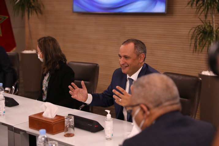 الأخ رياض مزور خلال حفل تسلم السلط.. افتخر بالثقة المولوية وسأعمل من أجل تحقيق أهداف طموحة بقطاع الصناعة والتجارة الأخ رياض مزور خلال حفل تسلم السلط.. افتخر بالثقة المولوية وسأعمل من أجل تحقيق أهداف طموحة بقطاع الصناعة والتجارة