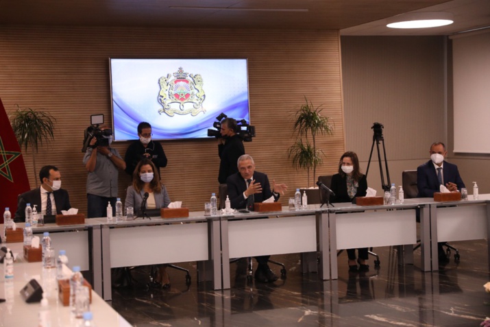 الأخ رياض مزور خلال حفل تسلم السلط.. افتخر بالثقة المولوية وسأعمل من أجل تحقيق أهداف طموحة بقطاع الصناعة والتجارة الأخ رياض مزور خلال حفل تسلم السلط.. افتخر بالثقة المولوية وسأعمل من أجل تحقيق أهداف طموحة بقطاع الصناعة والتجارة