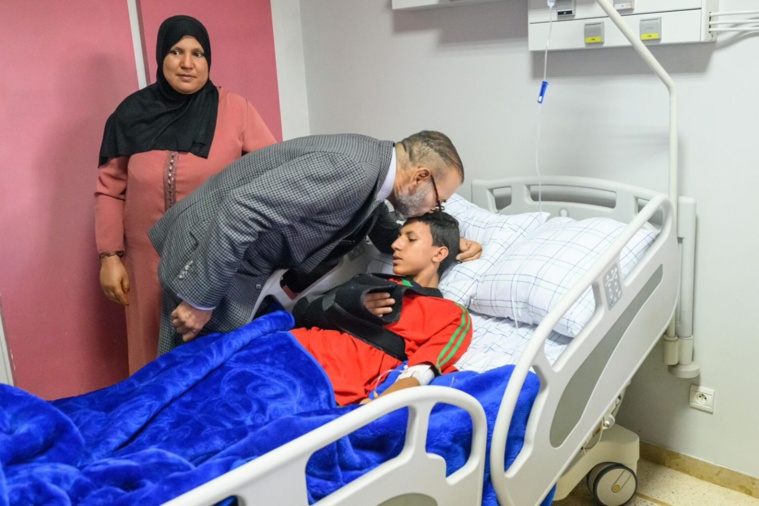 جلالة الملك محمد السادس نصره الله يتفقد الحالة الصحية للمصابين ضحايا الزلزال الأليم ويتفضل بالتبرع بالدم