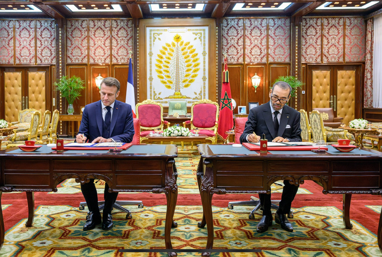 صاحب الجلالة الملك محمد السادس، نصره الله وفخامة السيد إيمانويل ماكرون يوقعان الإعلان المتعلق بالشراكة الاستثنائية الوطيدة بين المملكة المغربية والجمهورية الفرنسية صاحب الجلالة الملك محمد السادس، نصره الله وفخامة السيد إيمانويل ماكرون يوقعان الإعلان المتعلق بالشراكة الاستثنائية الوطيدة بين المملكة المغربية والجمهورية الفرنسية