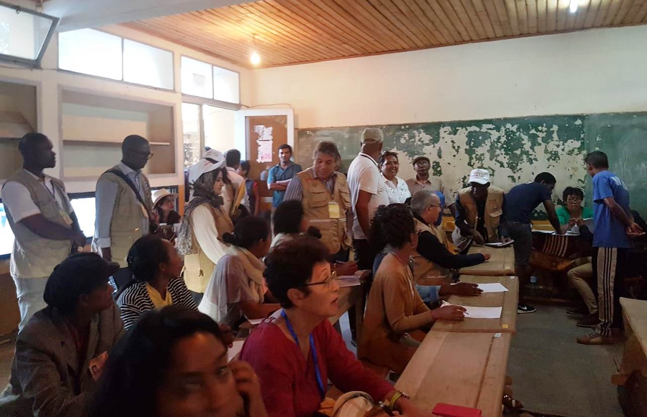 في حوار مع الأخ عبداللطيف أبدوح عضو برلمان عموم إفريقيا حول الانتخابات الرئاسية الأخيرة بمدغشقر في حوار مع الأخ عبداللطيف أبدوح عضو برلمان عموم إفريقيا حول الانتخابات الرئاسية الأخيرة بمدغشقر