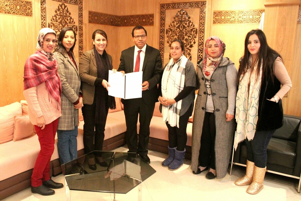 الأخ الأمين العام لحزب الاستقلال يتسلم تصور  فتيات الانبعاث حول مكانة الشابة والمرأة في النموذج التنموي الجديد