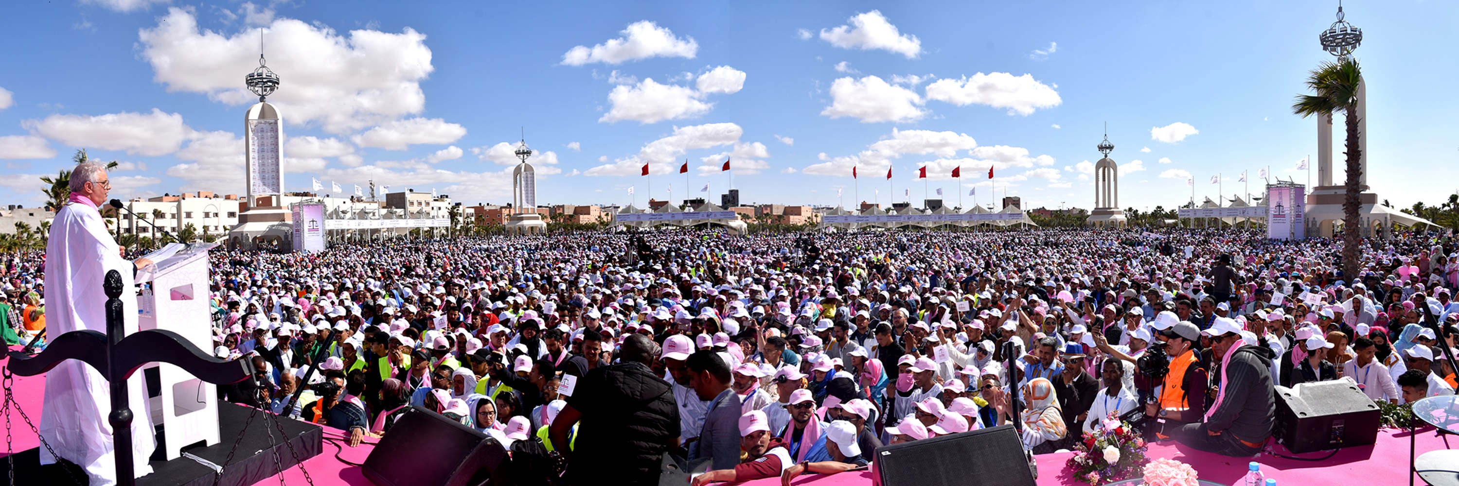 العيون حاضرة الأقاليم الجنوبية للمملكة تخرج عن بكرة أبيها في عرس استقلالي وطني حاشد
