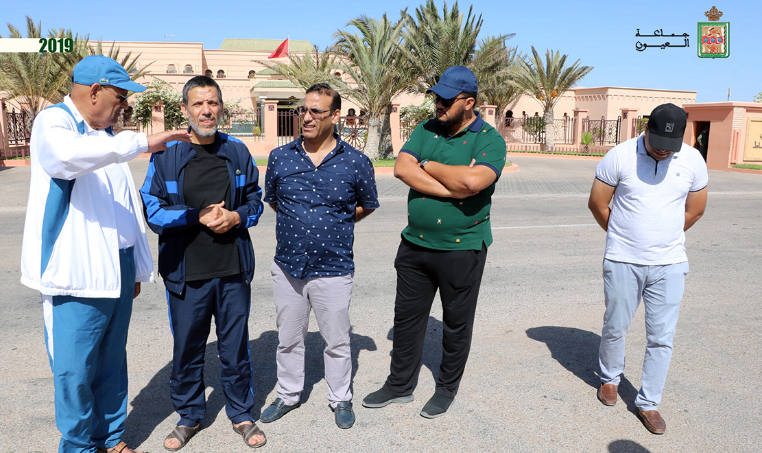 تحت إشراف الأخ مولاي حمدي ولد الرشيد ...جماعة العيون تشرع في اعادة تهيئة ساحة ومواقف السيارات بمطار الحسن الأول 