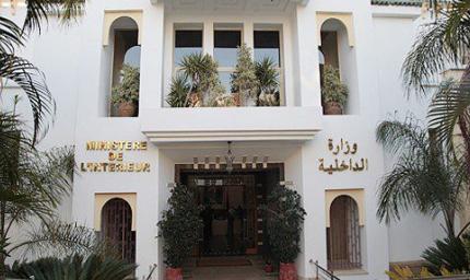 وزارة الداخلية تؤكد عدم صدور أي قرار بإغلاق كافة المحلات التجارية وبيع المواد الغذائية ابتداء من يوم الجمعة على الساعة الثانية عشر زوالا وإلى غاية يوم الاثنين