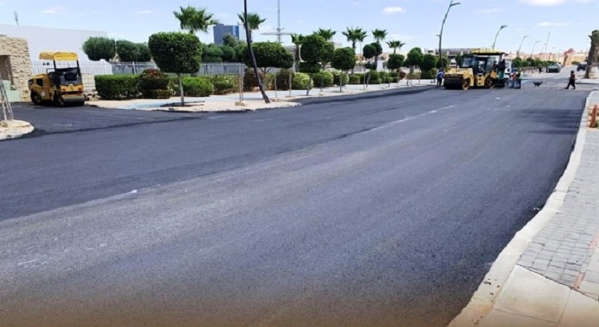 جماعة العيون تواصل مشاريع توسيع وتعبيد وتهيئة الطرق لتحسين جودة الخدمات بالمدينة