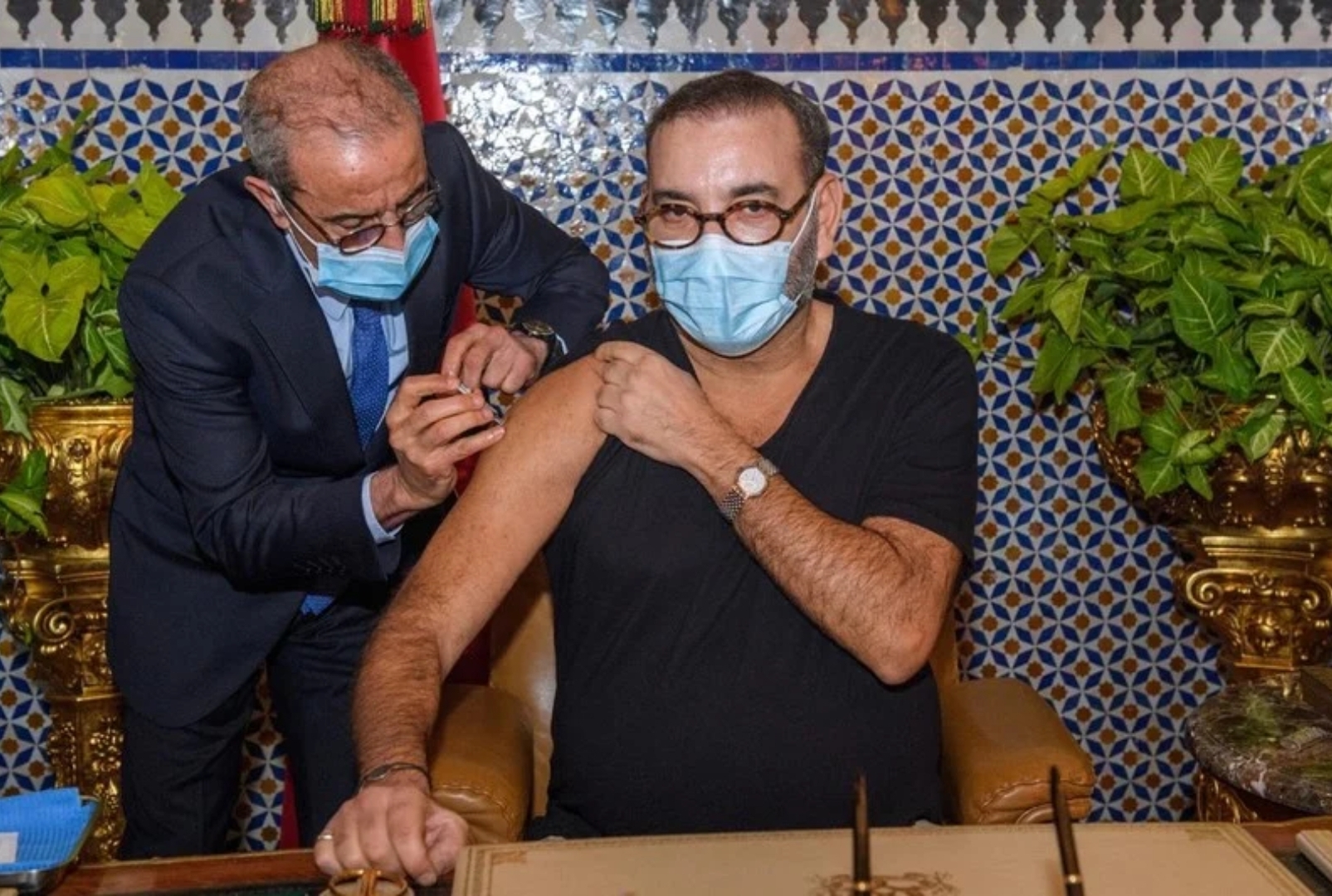 جلالة الملك محمد السادس يتلقى الجرعة الأولى من اللقاح المضاد لكوفيد 19 بالقصر الملكي بفاس ويعلن الانطلاقة الفعلية للحملة الوطنية للتلقيح