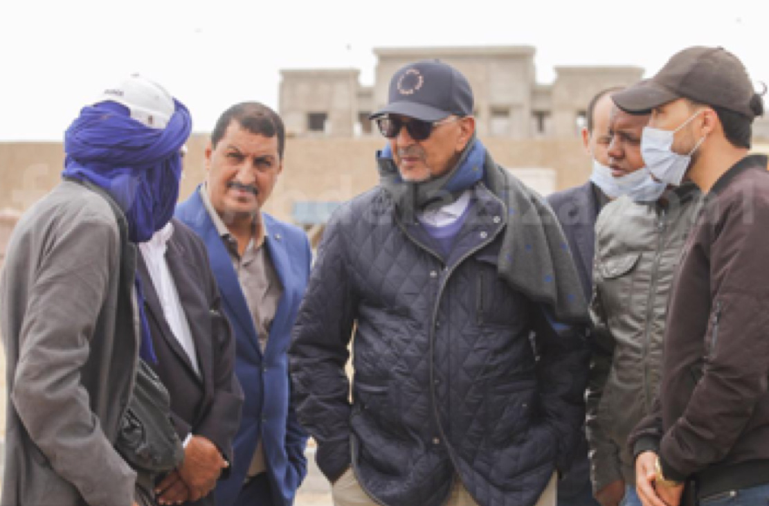 رئيس المجلس الجماعي لبوجدور يشرف على مواصلة عملية أشغال التعبيد والتبليط بشوارع وأزقة حي الأمان