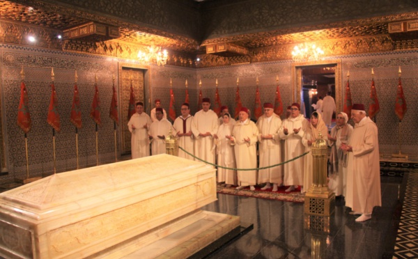 وفد من قيادة حزب الاستقلال برئاسة الأخ الأمين العام يترحم على الروح الطاهرة لجلالة المغفور له الملك الحسن الثاني