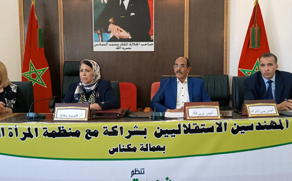 في ندوة مشتركة بين منمظة المرأة الاستقلالية، ورابطة المهندسين الاستقلاليين حول سبل وآليات التنمية الاقتصادية والاجتماعية للمرأة والشباب