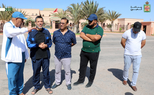 تحت إشراف الأخ مولاي حمدي ولد الرشيد ...جماعة العيون تشرع في اعادة تهيئة ساحة ومواقف السيارات بمطار الحسن الأول 