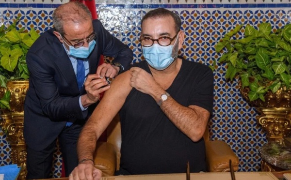 جلالة الملك محمد السادس يتلقى الجرعة الأولى من اللقاح المضاد لكوفيد 19 بالقصر الملكي بفاس ويعلن الانطلاقة الفعلية للحملة الوطنية للتلقيح