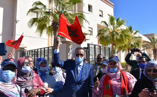 رئيس المجلس الجهوي للداخلة وادي الذهب يعطي الانطلاقة الرسمية لقافلة الوفاء بالعهد لنساء الجنوب نحو المركز الحدودي الكركرات