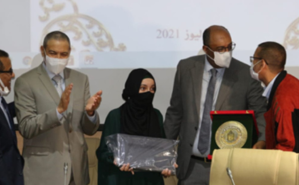 مجلس جهة العيون يحتفي ويكرم التلميذة هبة بوفوشك من ثانوية ابن بطوطة الحاصلة على أعلى معدل بالباكلوريا بشعبة علوم الفيزياء